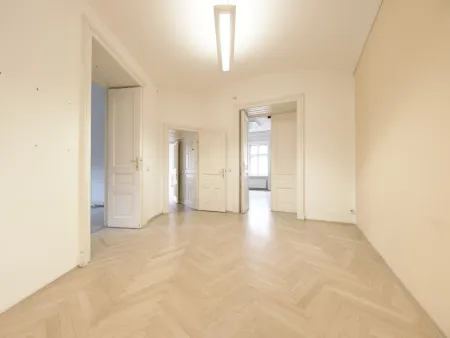 Exklusive Büro- oder Ordinationsfläche im klassischen Altbaustil in der Klagenfurter Fußgängerzone zu mieten!