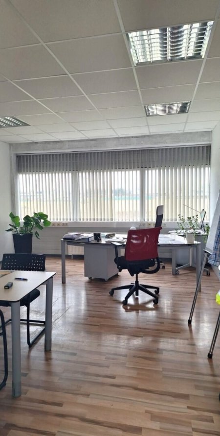Büroflächen inkl. großem Lager und Parkplätzen zu vermieten!
