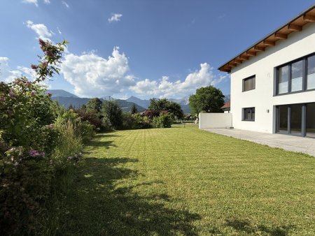 Modernes Wohnhaus mit Terrasse, Carport und Nebengebäude in sonniger Lage!