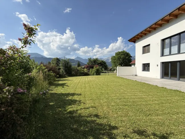 Modernes Wohnhaus mit Terrasse, Carport und Nebengebäude in sonniger Lage! - Titelbild