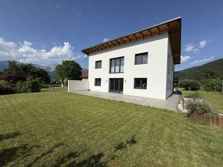 Modernes Wohnhaus mit Terrasse, Carport und Nebengebäude in sonniger Lage!