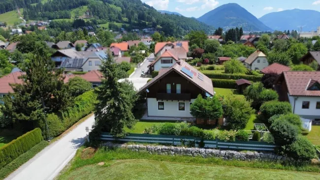 Wohnhaus mit südseitigem Wintergarten und Doppelgarage, westseitigem Balkon, voll unterkellert - Bild