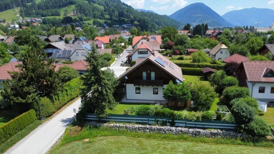 Wohnhaus mit südseitigem Wintergarten und Doppelgarage, westseitigem Balkon, voll unterkellert - Bild