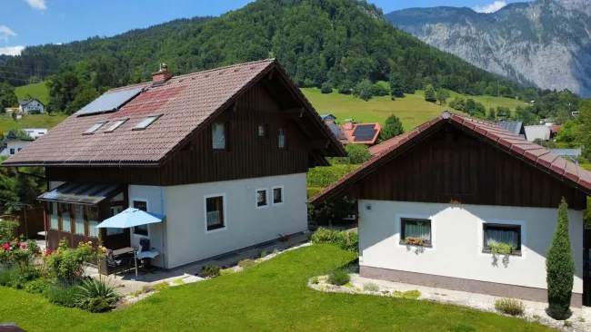 Wohnhaus mit südseitigem Wintergarten und Doppelgarage, westseitigem Balkon, voll unterkellert - Titelbild