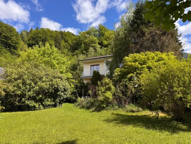 Wohnhaus mit südseitiger Terrasse, Garten und Garage - Bild
