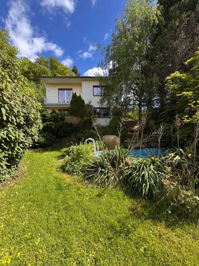 Wohnhaus mit südseitiger Terrasse, Garten und Garage - Titelbild