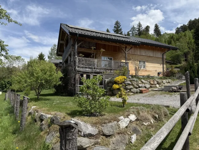 Neuwertiges Holzblockhaus mit gemütlichem Kachelofen und herrlichem Bergpanorama! - Bild