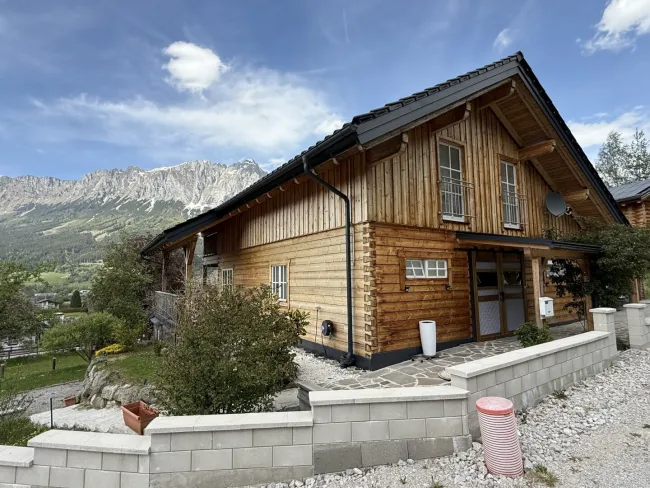 Neuwertiges Holzblockhaus mit gemütlichem Kachelofen und herrlichem Bergpanorama! - Bild