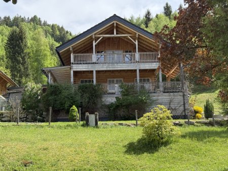 Neuwertiges Holzblockhaus mit gemütlichem Kachelofen und herrlichem Bergpanorama!