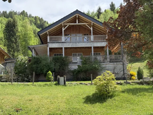 Neuwertiges Holzblockhaus mit gemütlichem Kachelofen und herrlichem Bergpanorama! - Titelbild