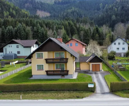 Gepflegtes Wohnhaus mit Nebengebäude, Garage, voll unterkellert, in Admont mit traumhaftem Bergblick