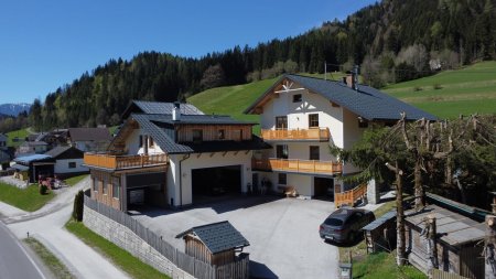 Zwei/Dreifamilienhaus, Nebengebäude und Garagengebäude mit Wohnung, voll unterkellert