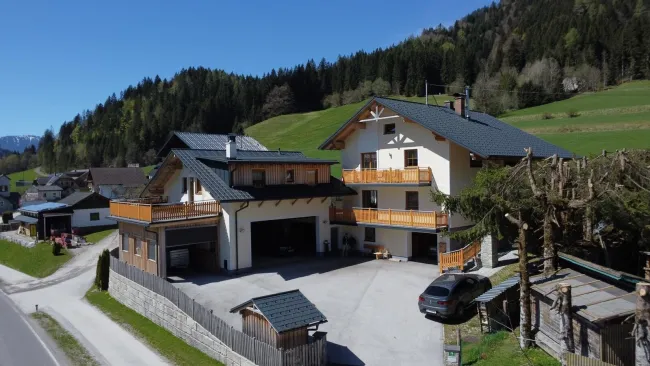 Zwei/Dreifamilienhaus, Nebengebäude und Garagengebäude mit Wohnung, voll unterkellert - Bild