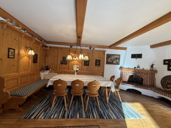 Großes Wohnhaus mit gemütlicher Bauernstube, offenem Kamin, Kachelofen, Garage und süd-westseitiger Terrasse - Bild