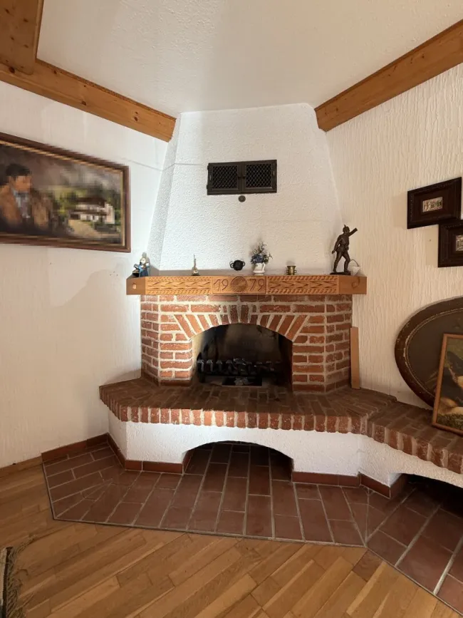 Großes Wohnhaus mit gemütlicher Bauernstube, offenem Kamin, Kachelofen, Garage und süd-westseitiger Terrasse - Bild