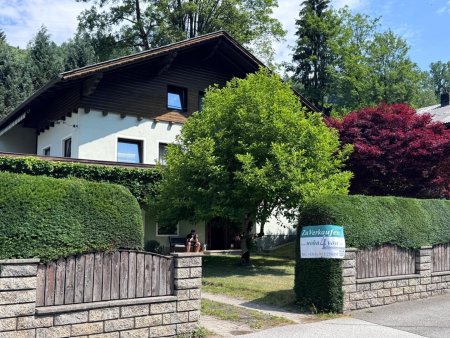 Großes Wohnhaus mit gemütlicher Bauernstube, offenem Kamin, Kachelofen, Garage und süd-westseitiger Terrasse