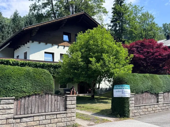 Großes Wohnhaus mit gemütlicher Bauernstube, offenem Kamin, Kachelofen, Garage und süd-westseitiger Terrasse - Titelbild