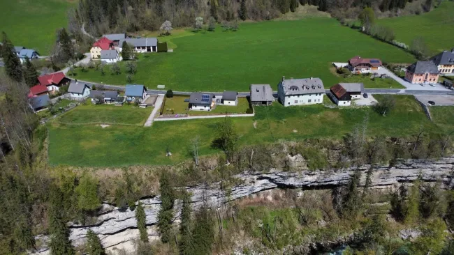Sanierungsbedürftiges Wohnhaus und Baugrundstücke - Bild