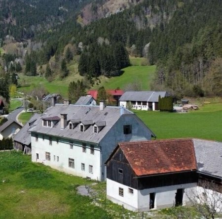 Sanierungsbedürftiges Wohnhaus und Baugrundstücke