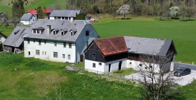 Sanierungsbedürftiges Wohnhaus und Baugrundstücke - Titelbild
