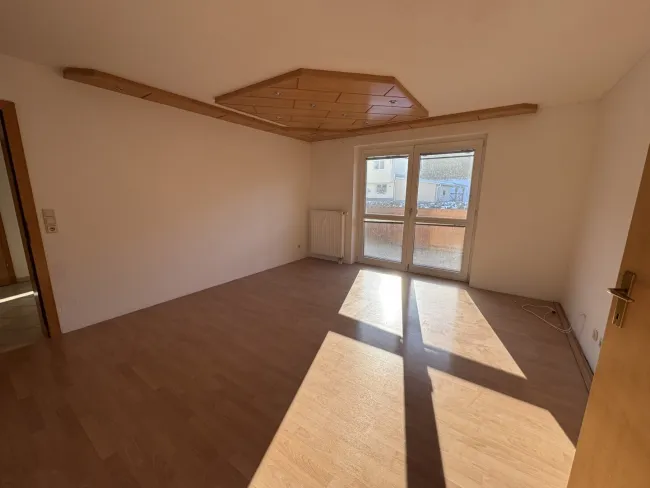 Zweitwohnsitzfähige 4 Zimmer Eigentumswohnung mit südseitigem Balkon und Garage - Bild