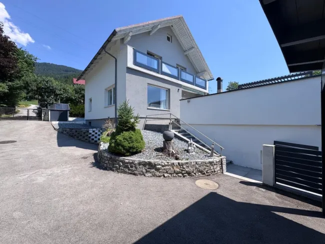Wohnhaus mit großer süd-westseitigen Terrasse, südseitiger Balkon, Garagen u. Carports in herrlicher Ruhelage! - Titelbild