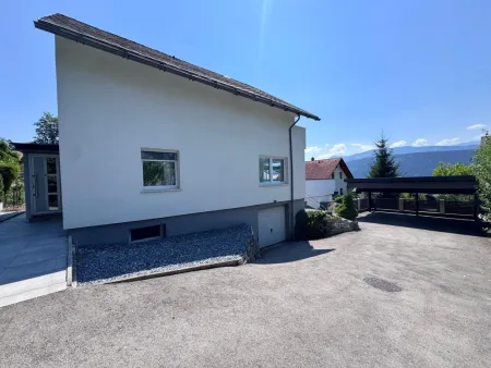 Wohnhaus mit großer süd-westseitigen Terrasse, südseitiger Balkon, Garagen u. Carports in herrlicher Ruhelage!