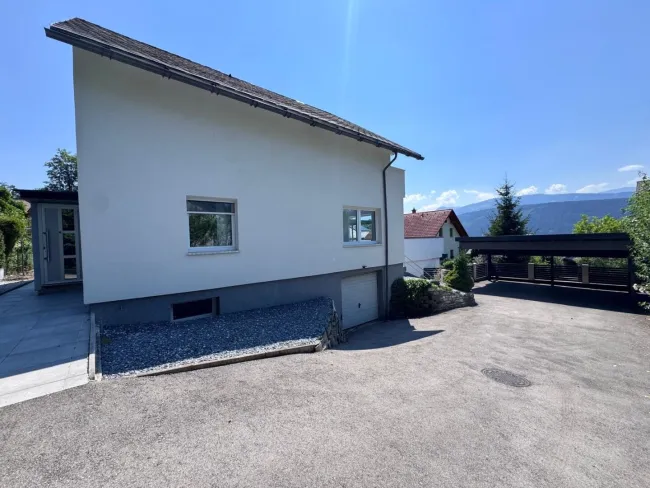 Wohnhaus mit großer süd-westseitigen Terrasse, südseitiger Balkon, Garagen u. Carports in herrlicher Ruhelage! - Bild