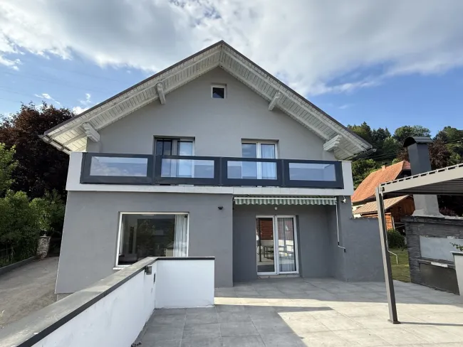 Wohnhaus mit großer süd-westseitigen Terrasse, südseitiger Balkon, Garagen u. Carports in herrlicher Ruhelage! - Bild