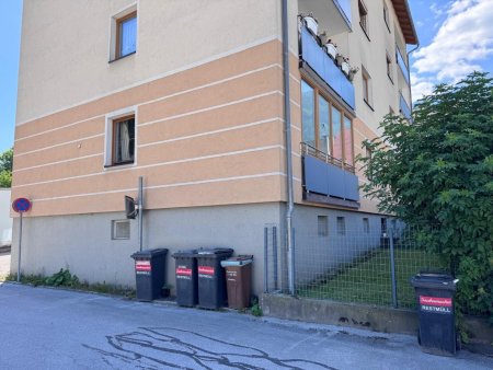 3 Zimmer Wohnung mit westseitig verbauter Loggia im Erdgeschoss/Hochparterre