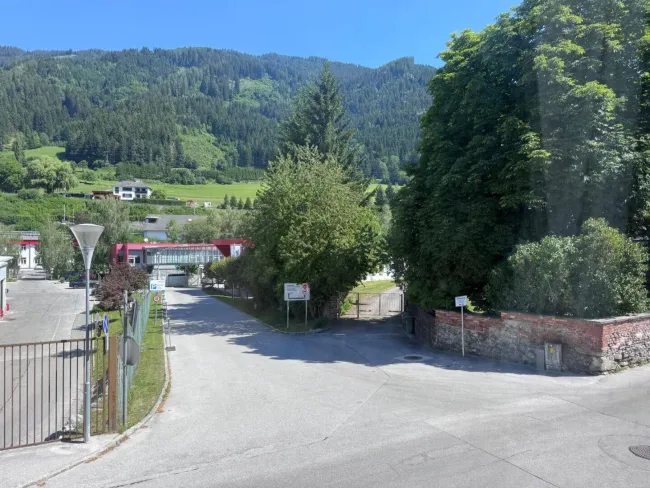 3 Zimmer Wohnung mit westseitig verbauter Loggia im Erdgeschoss/Hochparterre - Bild