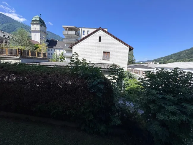 3 Zimmer Wohnung mit westseitig verbauter Loggia im Erdgeschoss/Hochparterre - Titelbild