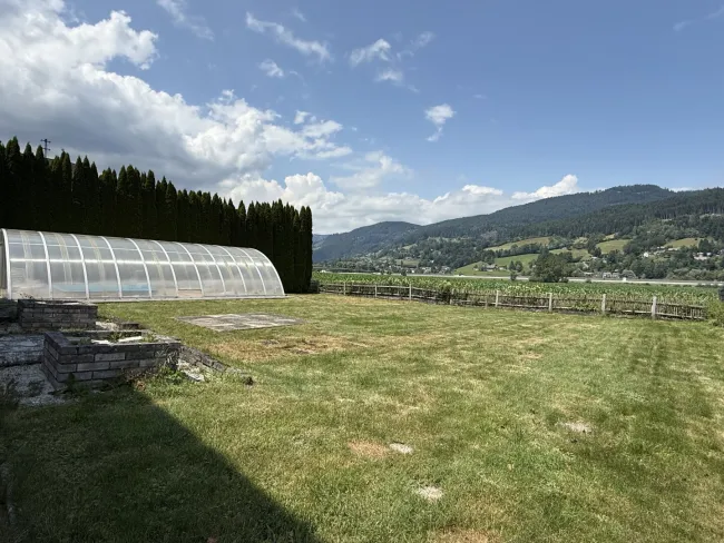 Sonniges, flaches Grundstück mit Pool! - Titelbild