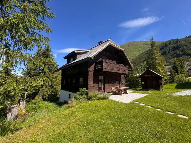 Charmantes Haus mit 5 Appartements, Skistall und Kellerräume - Bild