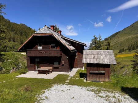 Charmantes Haus mit 5 Appartements, Skistall und Kellerräume