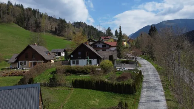 Renovierungsbedürftiges Einfamilienhaus in sonniger Lage mit südseitiger Terrasse und Garage und Keller - Bild