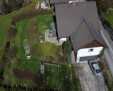 Renovierungsbedürftiges Einfamilienhaus in sonniger Lage mit südseitiger Terrasse und Garage und Keller