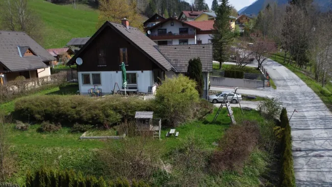 Renovierungsbedürftiges Einfamilienhaus in sonniger Lage mit südseitiger Terrasse und Garage und Keller - Bild