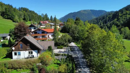 Renovierungsbedürftiges Einfamilienhaus in sonniger Lage mit südseitiger Terrasse und Garage und Keller