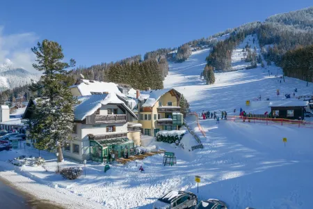 Charmantes Hotel & Schiberg: Ihr Schlüssel zur Bergwelt mit FIS homolgierten Skipisten und vielseitigen Freizeitmöglichkeiten!