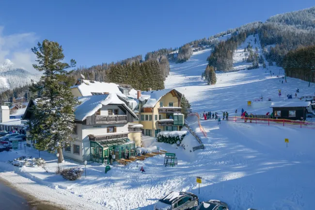 Charmantes Hotel & Schiberg: Ihr Schlüssel zur Bergwelt mit FIS homolgierten Skipisten und vielseitigen Freizeitmöglichkeiten! - Titelbild