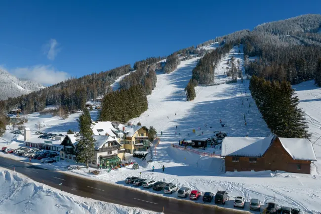Charmantes Hotel & Schiberg: Ihr Schlüssel zur Bergwelt mit FIS homolgierten Skipisten und vielseitigen Freizeitmöglichkeiten! - Bild
