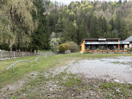 Große Grundstücke mit einer Immobilie samt Parkplatz