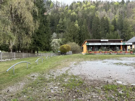 Große Grundstücke mit einer Immobilie samt Parkplatz