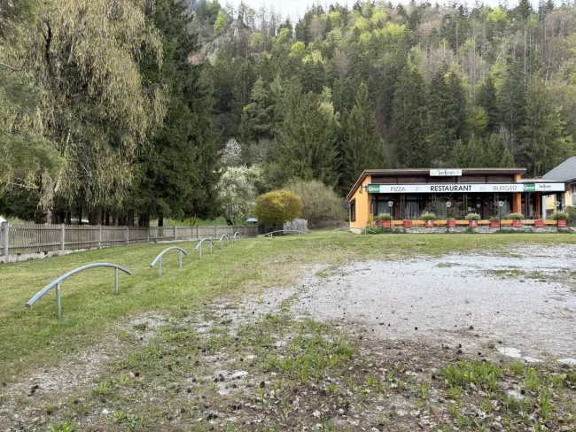 Große Grundstücke mit einer Immobilie samt Parkplatz - Bild