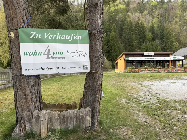 Große Grundstücke mit einer Immobilie samt Parkplatz - Titelbild