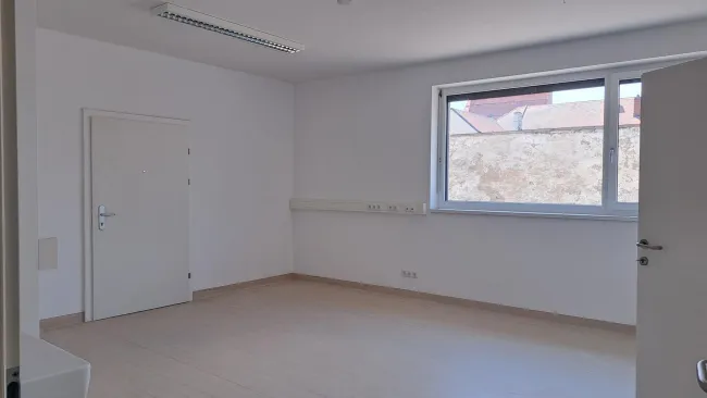 Raum links mit Verbindungstür u. sep. Eingang