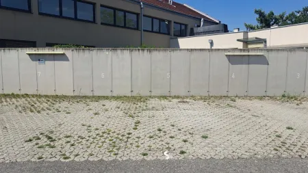 Parkplätze hinter dem Haus