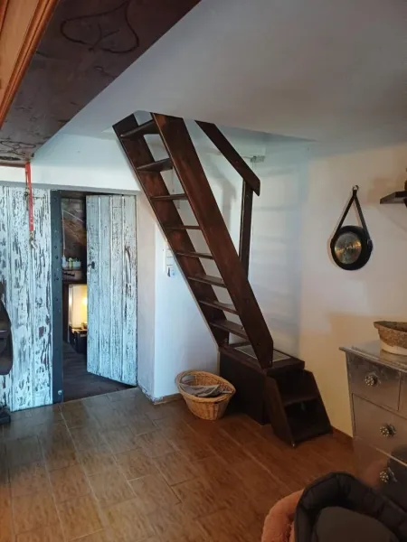 Erdgeschoss Zugang zum Weinkeller u. Obergeschoss