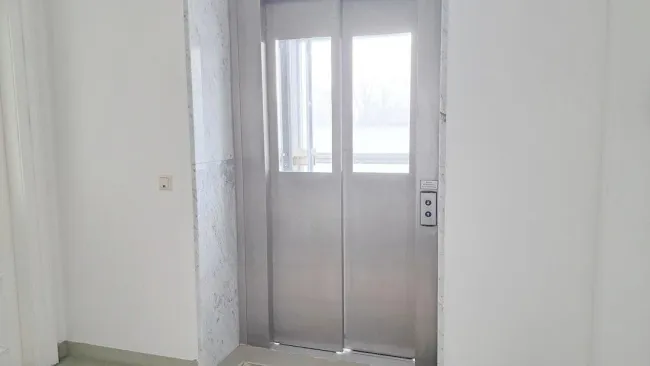 Lift vom Gehsteig bis zum Büro